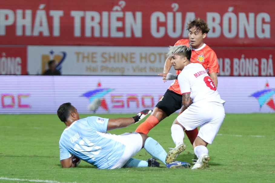 Martin Lo toa sang truoc Hougang tai luot cuoi AFC Cup