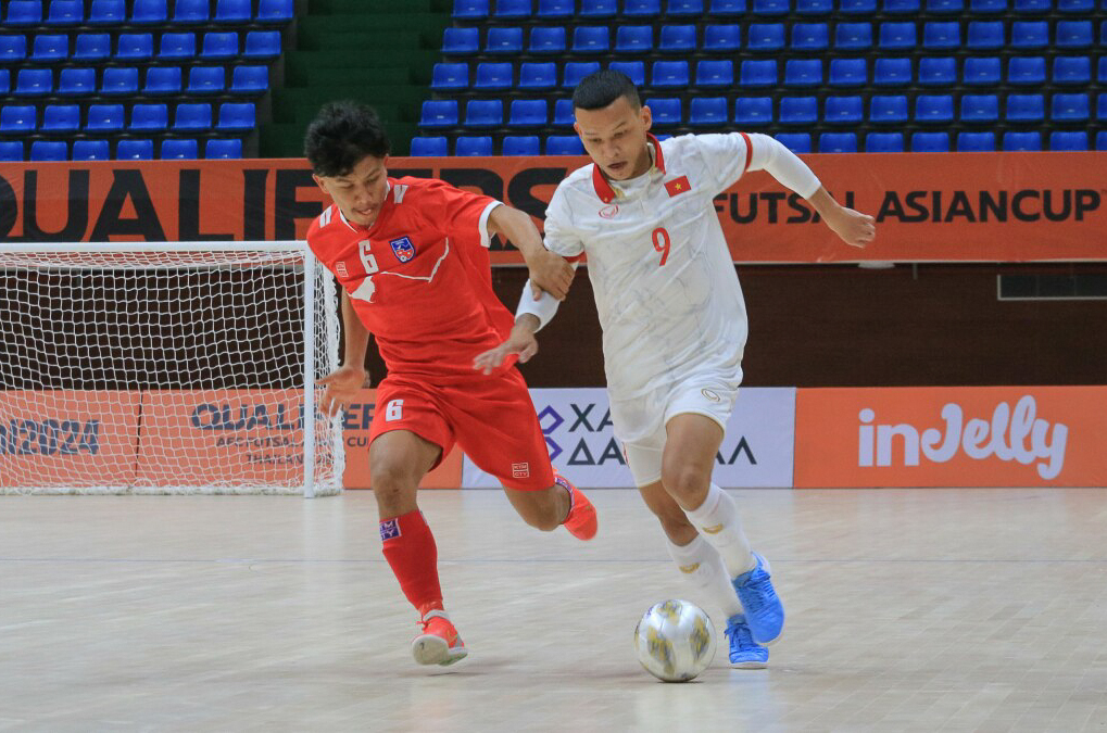 dT futsal Viet Nam the hien su ap dao truoc Nepal